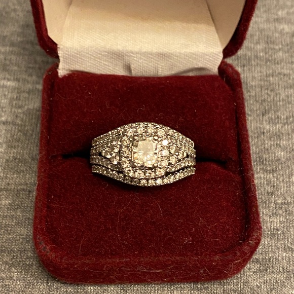 Jewelry - Elegant 14kt White Gold Halo Bridal Ring Set with Diamonds